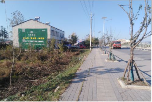 色达书山南院墙体广告
