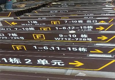 色达广告标识中，常见的几种安装方式。