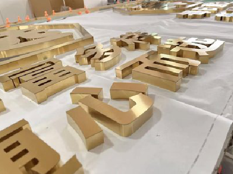 色达拉丝不锈钢字的特点。